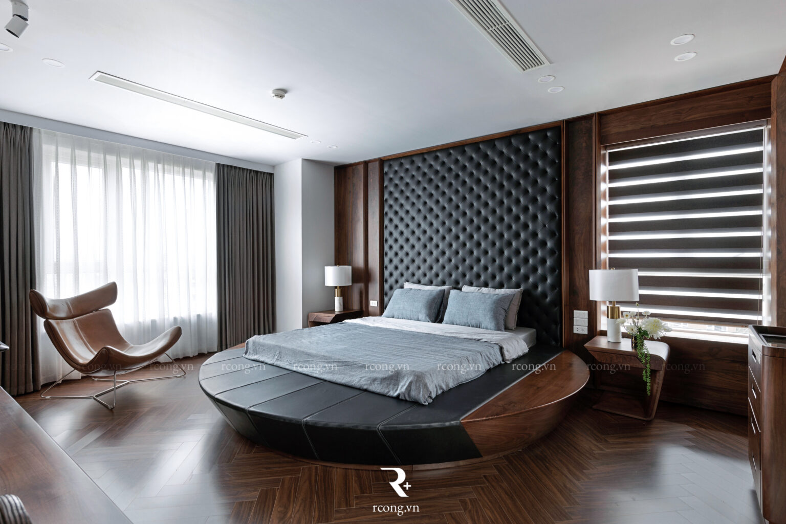 Không gian nghỉ ngơi lý tưởng với giường ngủ tròn ấm áp, kết hợp hai chiếc đèn ngủ đối xứng nhau